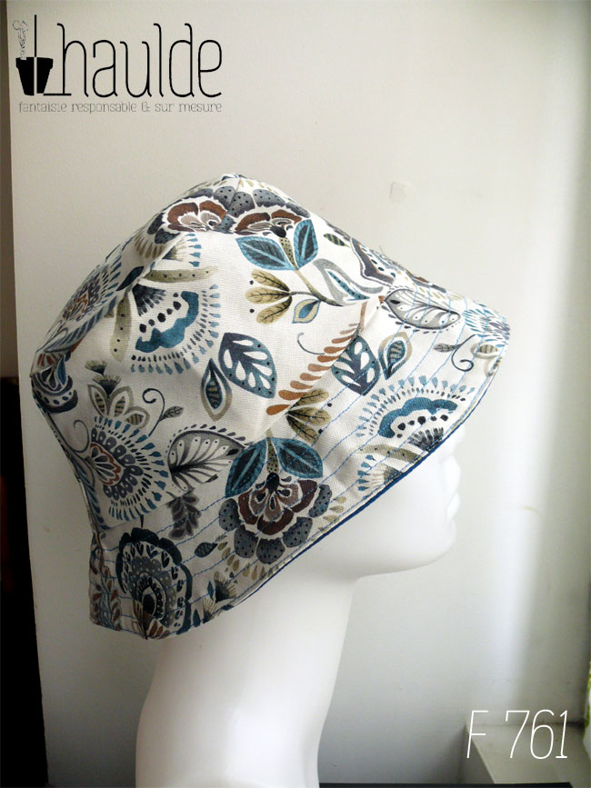 Bob en toile blanche imprimée de motifs appelés "mabelle" fleurs stylisées d'inspiration indienne dans les tons bleu et marrons Vu de profil sur une tête de mannequin