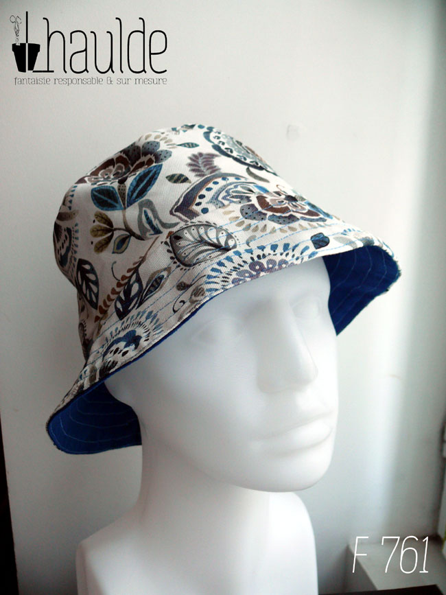 Bob en toile blanche imprimée de motifs appelés "mabelle" fleurs stylisées d'inspiration indienne dans les tons bleu et marrons Vu de face sur une tête de mannequin