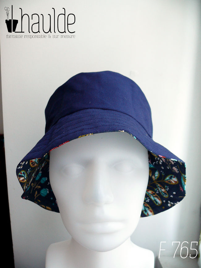 Vu sur l'envers, côté bleu marine uni Bob en toile bleu marine imprimée de motifs fleuris dans les tons roses, bleu turquoise et rouge Vu de face sur une tête de mannequin