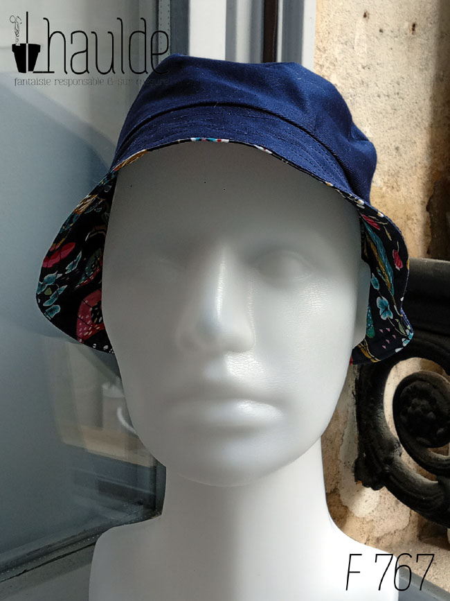 Bob court en toile bleu marine imprimée de motifs fleuris dans les tons roses, bleu turquoise et rouge Vu côté doublure bleu marine de face sur une tête de mannequin