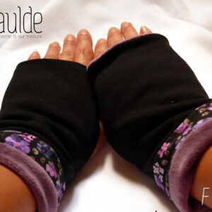 Mitaines en jersey noir, manchettes en tissu noir imprimé de petites fleurs violettes et en velours mauve Vue de la paire portée
