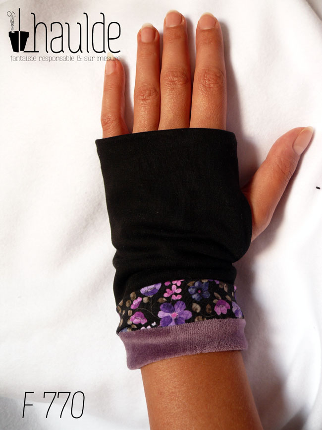 Mitaines en jersey noir, manchettes en tissu noir imprimé de petites fleurs violettes et en velours mauve Vue d'une mitaine portée, côté dos de la main
