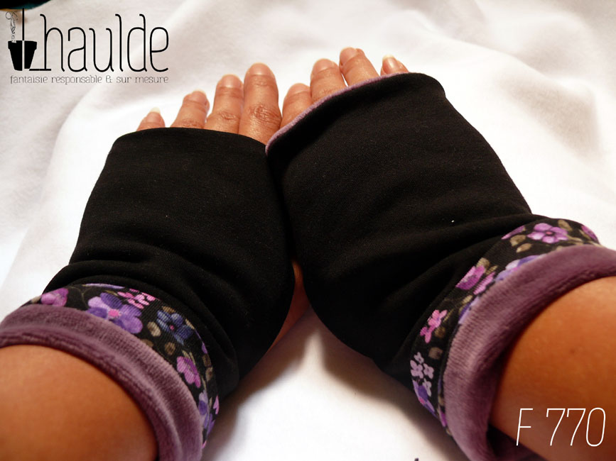 Mitaines en jersey noir, manchettes en tissu noir imprimé de petites fleurs violettes et en velours mauve Vue de la paire portée