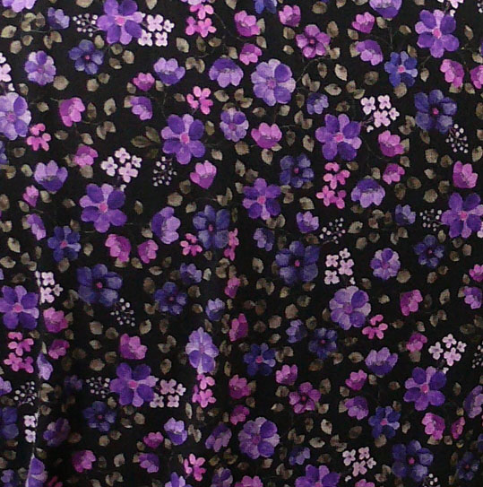 jersey noir imprimé petites fleurs violettes à pétales ronds, par 5 ou par 7 avec des mini fleurs rose très pâle ou rose à 4 pétales et de toutes petites feuilles kakis presque grises certifié oeko tex, jersey 95% coton bio 5% élasthanne