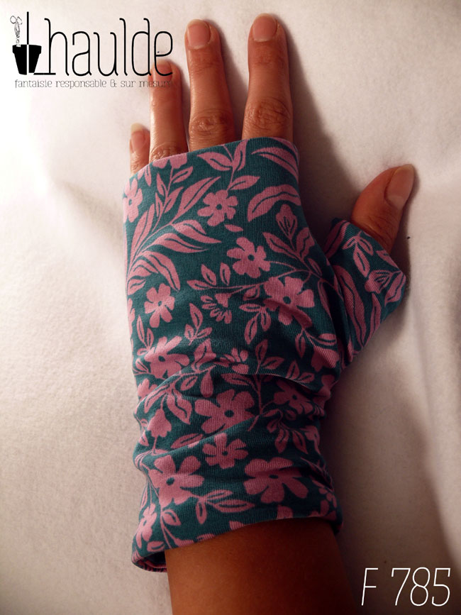 Paire de mitaines avec pouce long en jersey bleu pétrole imprimé de petites fleurs roses vue de dessus côté dos de la main
