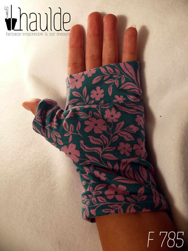 Paire de mitaines avec pouce long en jersey bleu pétrole imprimé de petites fleurs roses vue de dessus côté paume