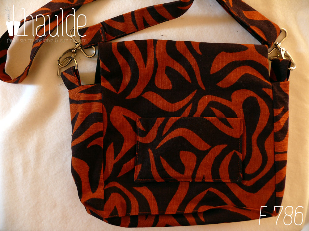 sac en tissu marron avec des motifs zèbre oranges foncés. Vu de dos, avec la pochette extérieure. Bandoulière réglable et amovible (sur mousquetons)