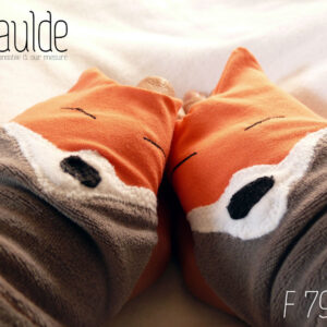 Paire de mitaines en forme de tête de renard. Côté doigts la tête avec les oreilles qui dépassent, en jersey orange, les yeux sont deux lignes noires brodées, le museau noir sur fond blanc est en polaire et le bas de la mitaines est en velours gris. Vue de la paire portée