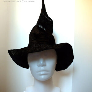 Chapeau de sorcière pointu en panne de velours synthétique brillant à petites paillettes irisées Vu de face sur une tête de mannequin