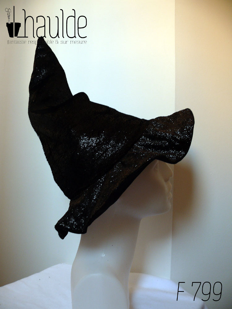 Chapeau de sorcière pointu en panne de velours synthétique brillant à petites paillettes irisées Vu de profil sur une tête de mannequin