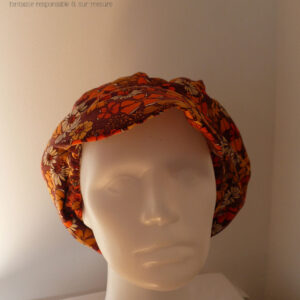 Casquette bouffante "gavroche" en milleraies marron imprimé de fleurs vintage (années 70) dans les tons oranges et ocre. Visière large La casquette est conçue pour contenir des cheveux (personnellement je me coiffe avec) longs et ou épais Vue de face sur une tête de mannequin