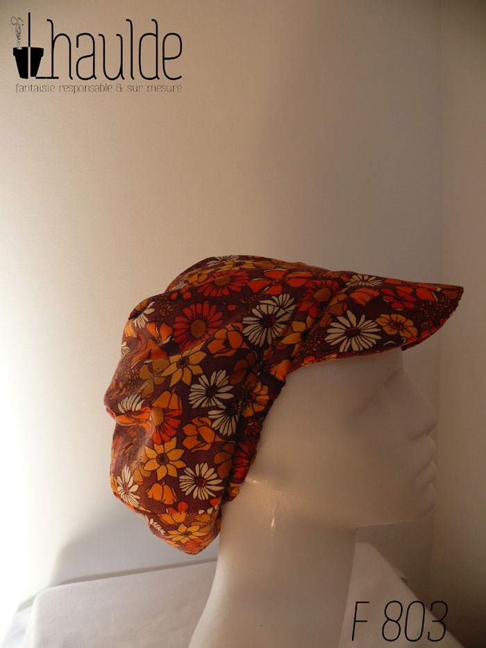 Casquette bouffante "gavroche" en milleraies marron imprimé de fleurs vintage (années 70) dans les tons oranges et ocre. Visière large Vue de profil sur une tête de mannequin