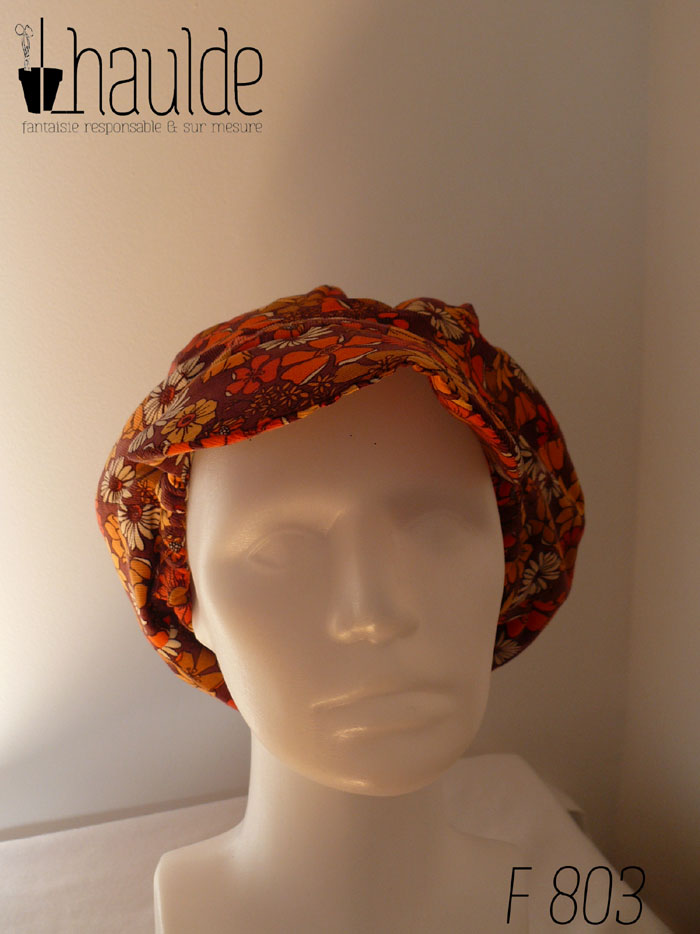 Casquette bouffante "gavroche" en milleraies marron imprimé de fleurs vintage (années 70) dans les tons oranges et ocre. Visière large La casquette est conçue pour contenir des cheveux (personnellement je me coiffe avec) longs et ou épais Vue de face sur une tête de mannequin