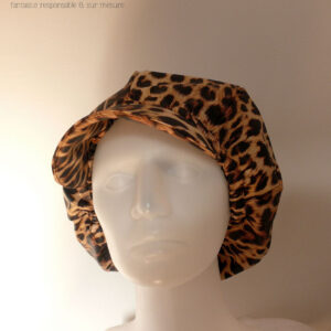 Casquette bouffante "gavroche" en simili cuir beige imprimé de motif léopard assez réaliste (les poils sont un peu dessinés) Visière large Vue de face sur une tête de mannequin