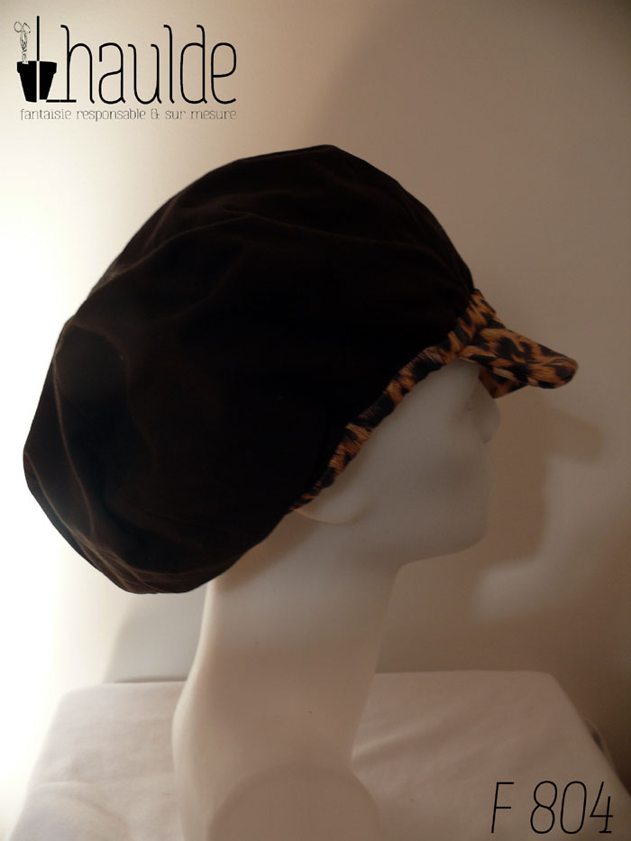 Casquette bouffante "gavroche" en simili cuir beige imprimé de motif léopard assez réaliste (les poils sont un peu dessinés) Visière large Vue de profil côté doublure (toile de coton marron avec juste une bande en bas et la visière en tissu imprimé) sur une tête de mannequin