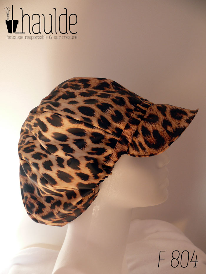 Casquette bouffante "gavroche" en simili cuir beige imprimé de motif léopard assez réaliste (les poils sont un peu dessinés) Visière large Vue de profil sur une tête de mannequin