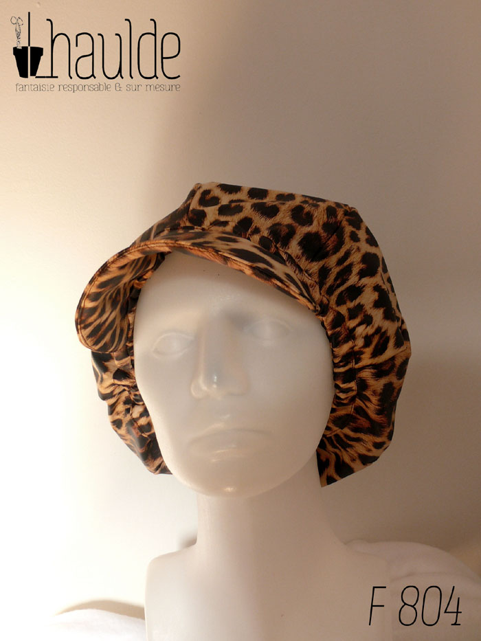 Casquette bouffante "gavroche" en simili cuir beige imprimé de motif léopard assez réaliste (les poils sont un peu dessinés) Visière large Vue de face sur une tête de mannequin